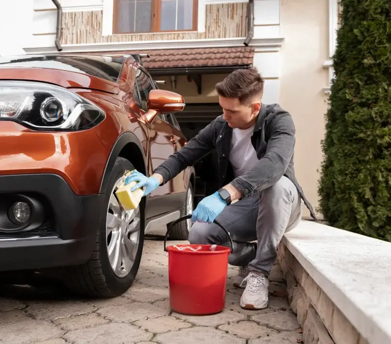 Lavage auto à domicile Gavrus : professionnel intervenant sur un véhicule